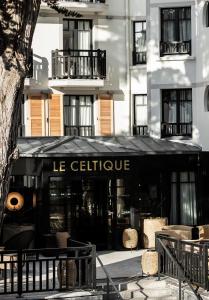 卡纳克Le Celtique & Spa的黑篷建筑前的商店