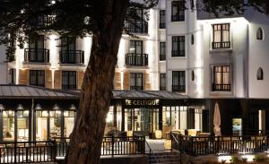 卡纳克Le Celtique & Spa的大楼前设有桌椅的酒店