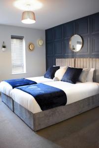 威森肖Maya Boutique Inn - Garden - Sleeps 6的大卧室配有一张带蓝色床单的大床