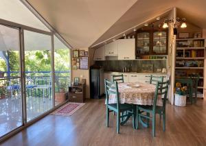 泰拉维Nino's Veranda Apartment的厨房以及带桌椅的用餐室。
