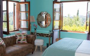 Áno KorakiánaThe Little House Corfu的一间卧室配有一张床、一把椅子和镜子