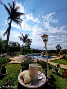 São Sebastião do Rio Verde圣塞巴斯蒂昂旅馆的池畔边喝咖啡和一盘食物