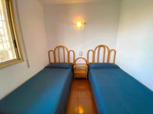 萨洛Apartamentos Decathlon的带窗户的客房内设有两张单人床。