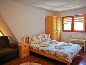 索瓦塔卡梅利亚旅馆的一间带床和沙发的小卧室