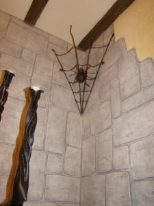 哈尔科夫风格酒店的房间里的墙上有一只大蜘蛛