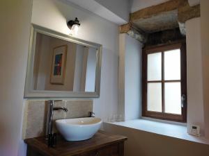 贝尔韦Planches et Plonk的一间带水槽和镜子的浴室以及窗户。