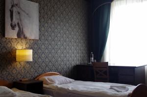 里加Villand Hotel with Free Private Parking and Self Check In的一间卧室设有两张床和窗户。