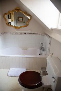 小沃尔辛厄姆The Old Bakehouse, Walsingham的一间带卫生间和浴缸的浴室