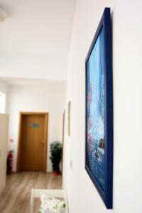 大特尔诺沃Gile Guest House的挂在墙上的平面电视
