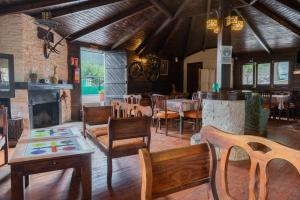 波加拉Casas Rurales & SPA VegaSierra的一间带桌椅和壁炉的用餐室