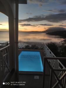 迭戈苏瓦雷斯Villa bel azur的海景阳台上的游泳池