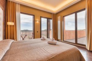 瓦德诺比斯富恩特德尔米罗酒店的一间卧室设有一张大床和大窗户