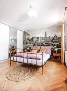 捷克克鲁姆洛夫Apartmán Masaryk的一间卧室配有一张壁画床