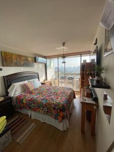 圣地亚哥Descanso y Tranquilidad的一间卧室设有一张床,享有阳台的景色