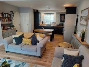 邓弗姆林NEW Fabulous 2BD Maisonette Dunfermline, Fife的带沙发的客厅和厨房