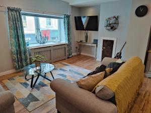 邓弗姆林NEW Fabulous 2BD Maisonette Dunfermline, Fife的客厅配有沙发和桌子