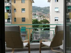 拉帕洛Viola的两把椅子坐在一个享有城市美景的阳台上