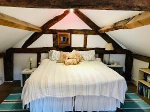 布罗姆亚德The Cottage, Winley Farm的一间卧室配有一张床,床上放着一只狗