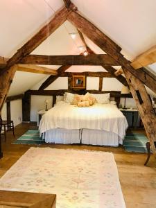 布罗姆亚德The Cottage, Winley Farm的阁楼卧室配有床