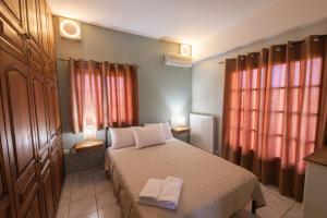 卡塔科隆Villa Georgina B&B的一间卧室配有一张床,上面有两条毛巾
