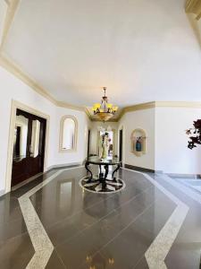 纳克萨Velver Mansion, Malta - Luxury Villa with Pool的大房间中间设有一张桌子