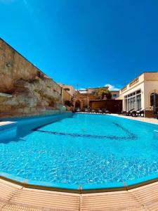纳克萨Velver Mansion, Malta - Luxury Villa with Pool的蓝色海水大型游泳池