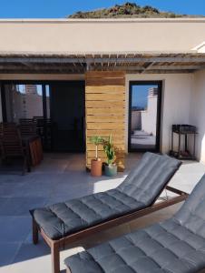 厄尔·波索·德·洛斯·弗莱尔Luz del Cabo的一座带两张沙发的庭院