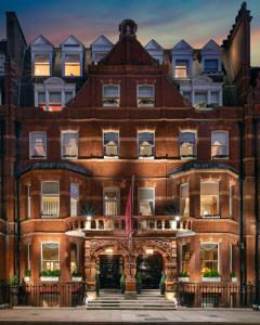 伦敦圣多米尼哥别墅酒店的砖砌建筑前部的 ⁇ 染