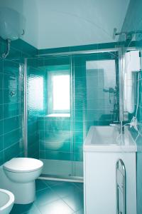 普罗奇达Punta Lingua Relais - Room 2 Sunset Terrace的蓝色的浴室设有卫生间和水槽