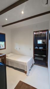 阿廷斯Pousada Eureka的白色的客房配有床和镜子
