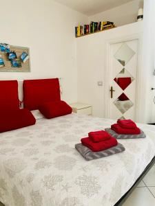 卡拉古诺内Casa M&M的一间卧室配有一张带红色枕头的床