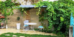 LunayCave du Coteau 2的花园内带桌椅的庭院