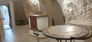 LunayCave du Coteau 2的一间设有桌子和石墙的房间