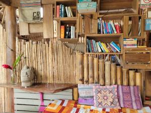 别霍港Roots Family的一间设有木制书架和书架的房间