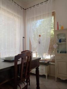 穆尔洛La Serra的厨房配有桌子和带窗帘的窗户