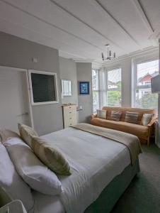 布里克瑟姆雷德兰兹旅馆的一间卧室配有一张大床和一张沙发