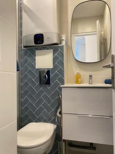 尼斯Superbe appartement style architecte/unique**的浴室设有白色的卫生间和镜子