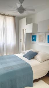 尼斯Superbe appartement style architecte/unique**的一间卧室配有一张床和吊扇