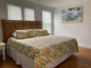 贝尔马索特瓦特宾馆的一间卧室,卧室内配有一张大床