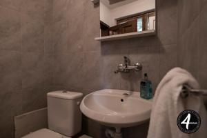 普罗夫迪夫4 Rooms的一间带卫生间和水槽的浴室