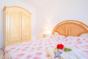 莱乌卡Chiara & Giulia Apartments by HDSalento的一间卧室,床上有红玫瑰