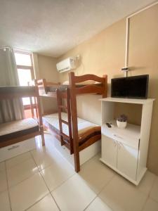 累西腓Apraiana Hostel的小房间设有两张双层床和电视