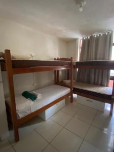累西腓Apraiana Hostel的客房设有两张双层床和一扇窗户。