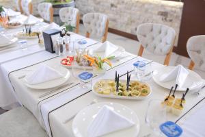 阿马西亚Kahra Otel的一张白桌子,上面放有盘子和碗的食物