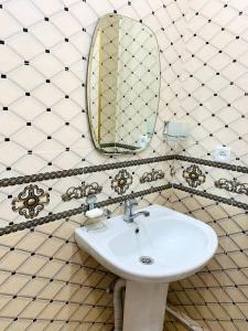 ChimganЗона отдых APACHI в горах ЧИМГАН的浴室设有水槽和墙上的镜子