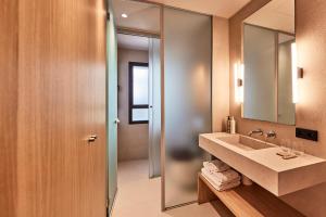 马略卡岛帕尔马JOE'S GOMILA BOUTIQUE HOTEL的一间带水槽和镜子的浴室