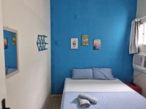 累西腓Casa do Meio Pousada的蓝色的客房配有一张蓝色墙壁的床