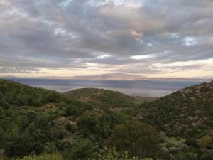 SotírEden View的从山顶上欣赏到海景