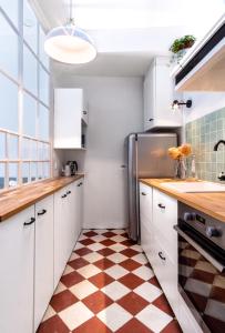 佩萨克Le clos Poujeau 15 mns centre Bordeaux的厨房配有白色橱柜和 ⁇ 格地板