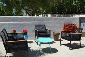 奥雷龙圣皮耶尔亚特兰提克酒店的庭院里摆放着一组椅子和一张桌子